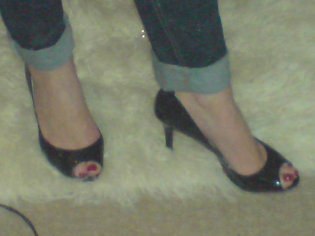 Black patent highheels with red toenails