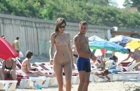 Cunts on Beach - You can see the amateur video record of this awesome flashing beach girl, she is absolutely nude!