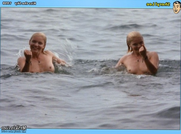Sheryl Lee naked at sea