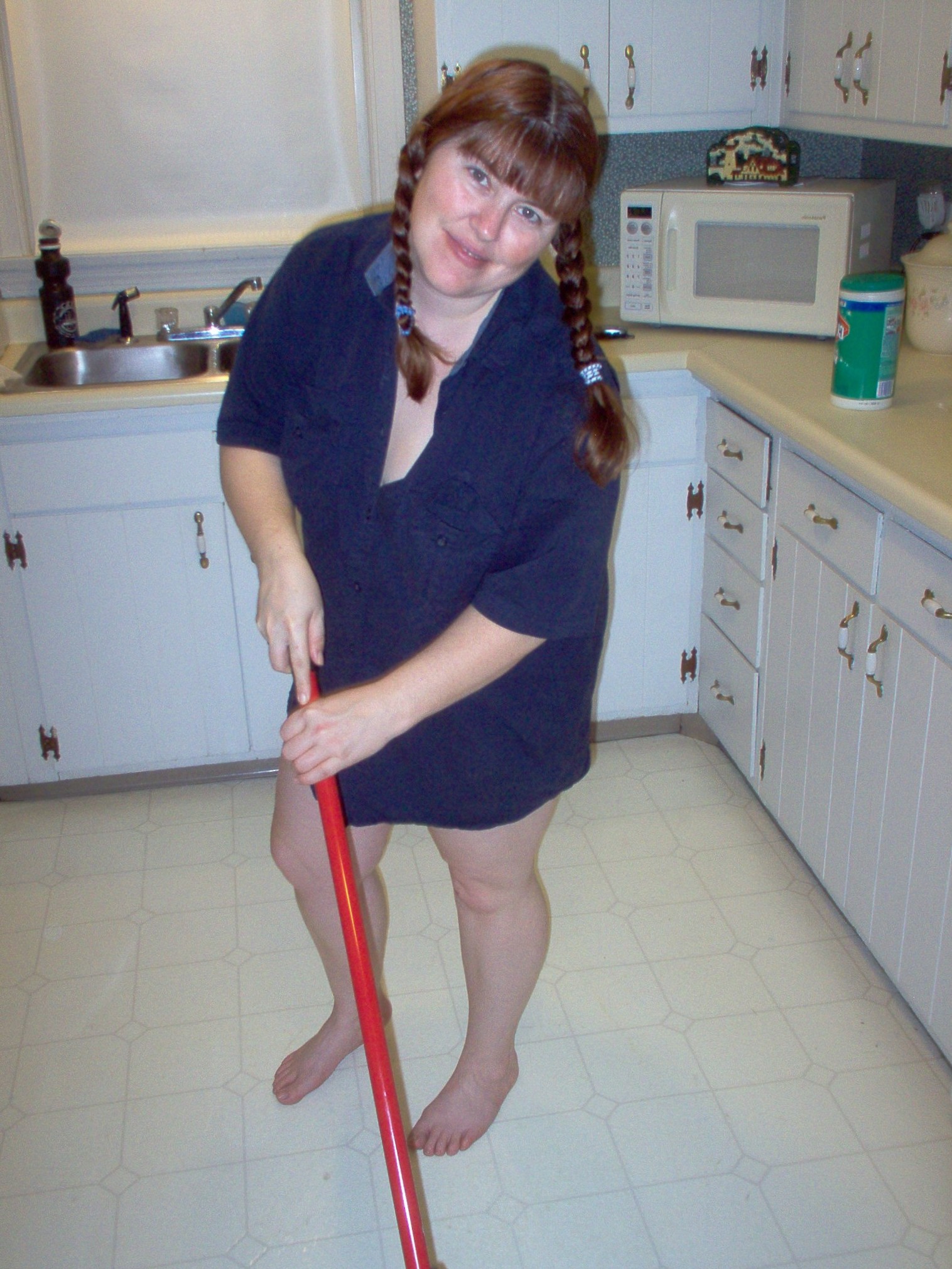 Kelly does housework